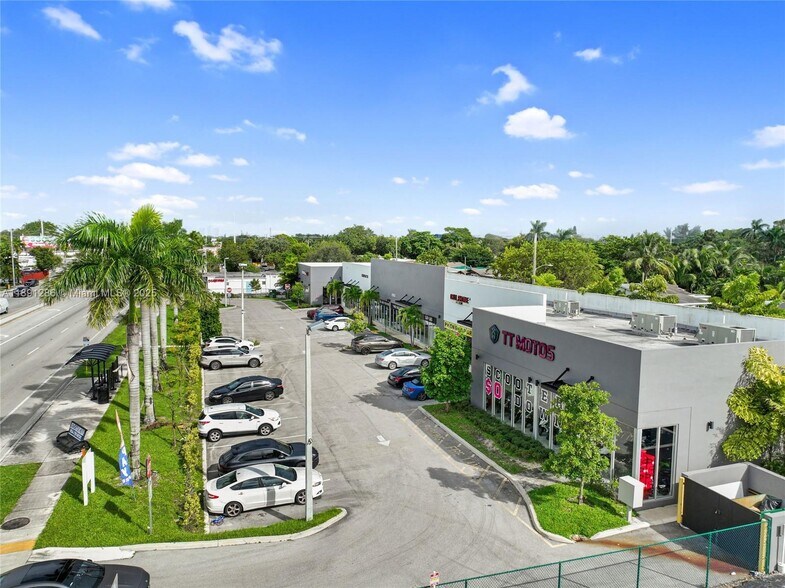 4250 W Hallandale Beach Blvd, Pembroke Park, FL à louer - Photo de l’immeuble – Image 2 sur 27