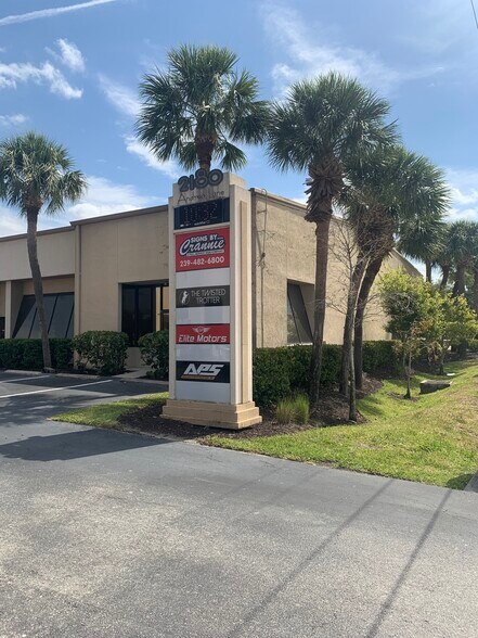 2178 Andrea Ln, Fort Myers, FL à louer - Photo de l’immeuble – Image 3 sur 9