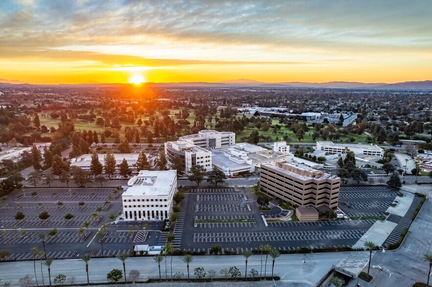 301 W Huntington Dr, Arcadia, CA à louer - Photo de l’immeuble – Image 2 sur 9
