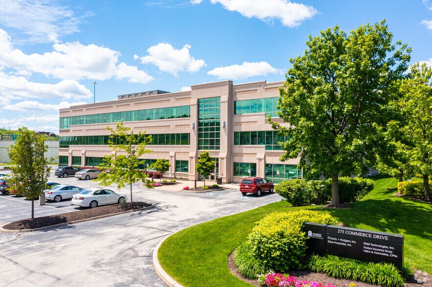 275 Commerce Dr, Fort Washington, PA à louer - Photo de l’immeuble – Image 2 sur 7