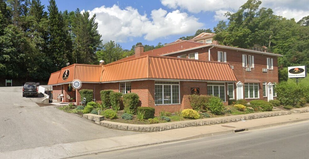 830 Harrison Ave, Elkins, WV à louer - Photo de l’immeuble – Image 2 sur 9