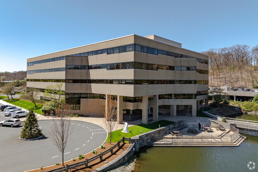 2 Trap Falls Rd, Shelton, CT à louer - Photo principale – Image 1 sur 30