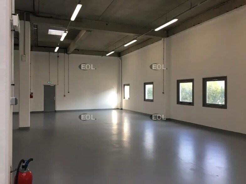 Local d’activités dans Villeneuve-la-Garenne à louer - Photo de l’immeuble – Image 2 sur 6