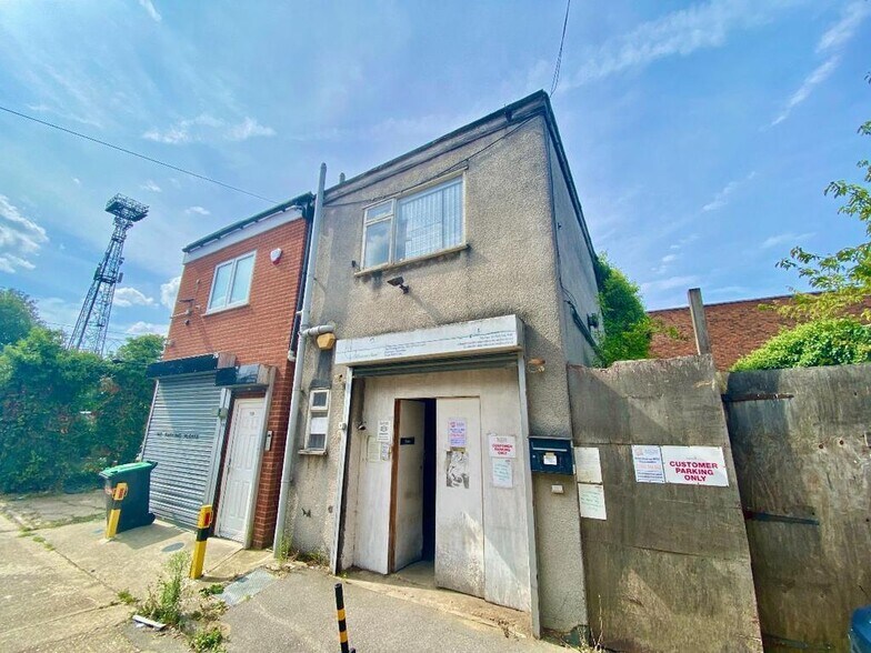 Front Ln, Upminster à vendre - Photo de l’immeuble – Image 2 sur 8