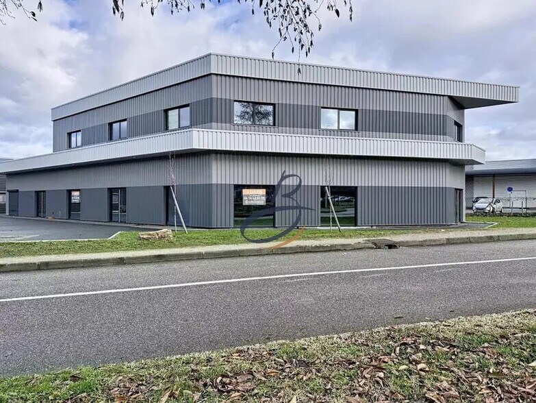 Bureau dans Bourgoin-Jallieu à louer - Photo de l’immeuble – Image 2 sur 11