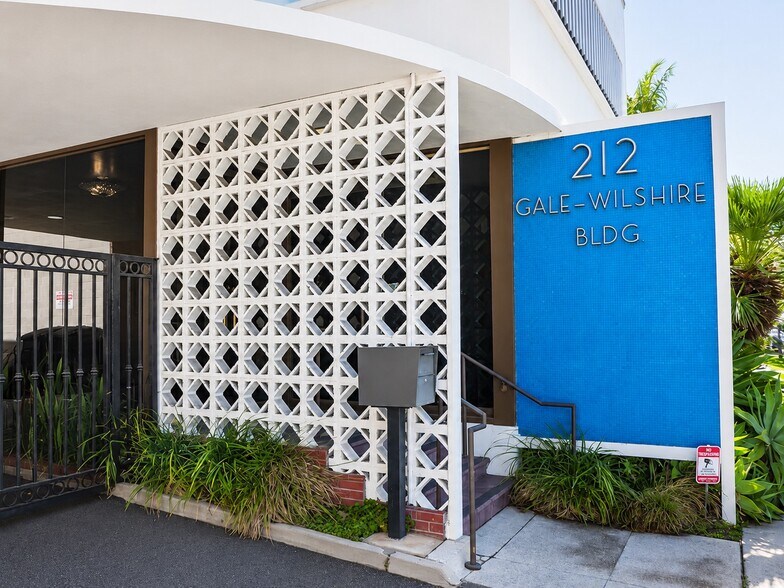 212 S Gale Dr, Beverly Hills, CA à louer - Photo de l’immeuble – Image 2 sur 6