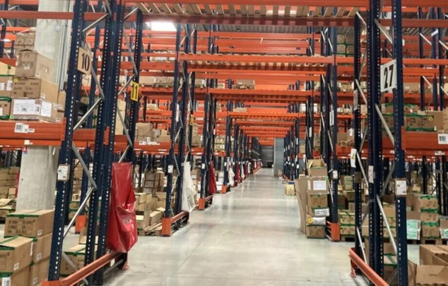 Industriel/Logistique dans Salon-de-Provence à louer - Photo intérieure – Image 2 sur 14