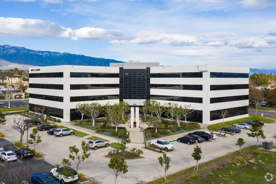 10681 Foothill Blvd, Rancho Cucamonga, CA à louer - Photo de l’immeuble – Image 1 sur 9