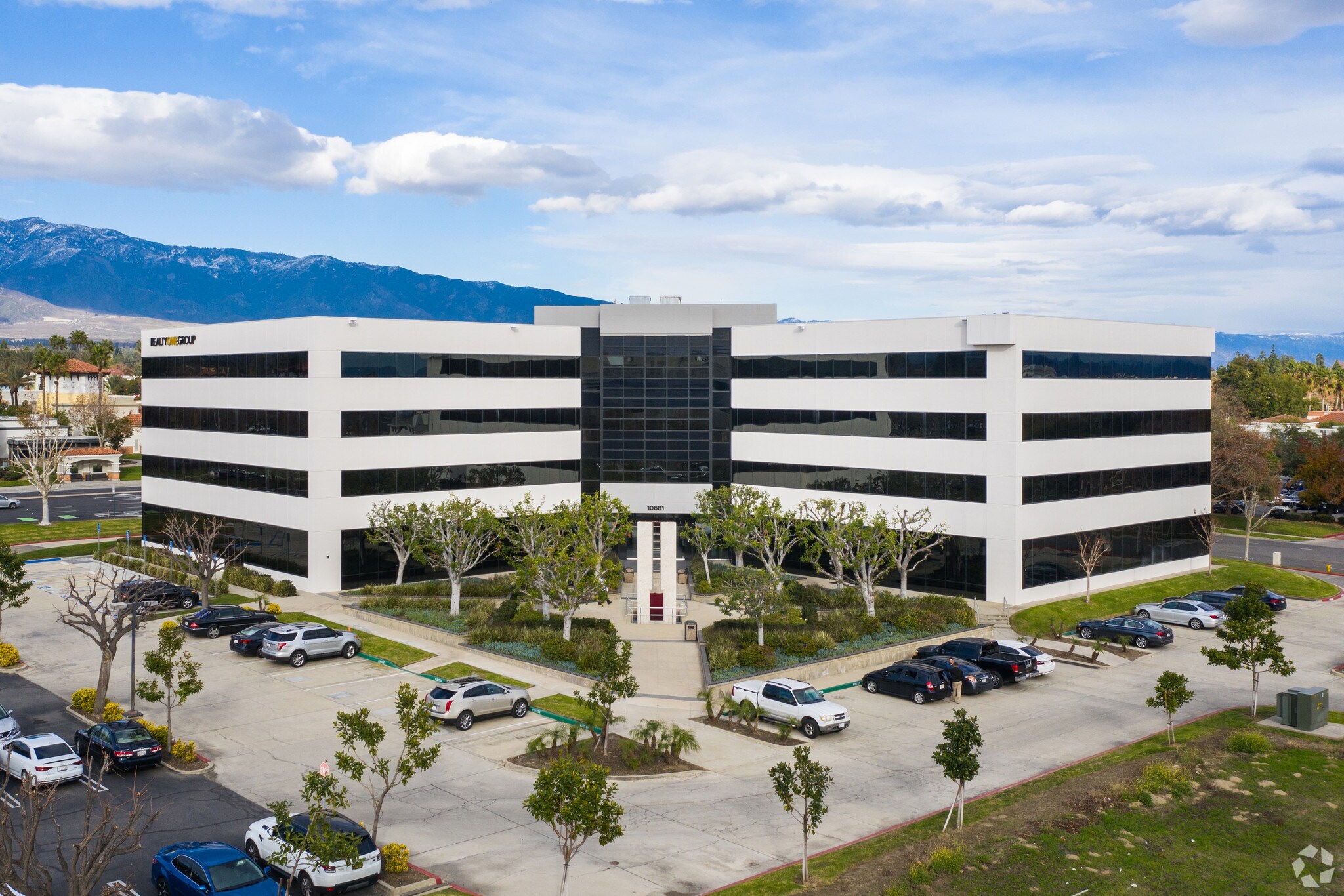 10681 Foothill Blvd, Rancho Cucamonga, CA à louer Photo de l’immeuble– Image 1 sur 10