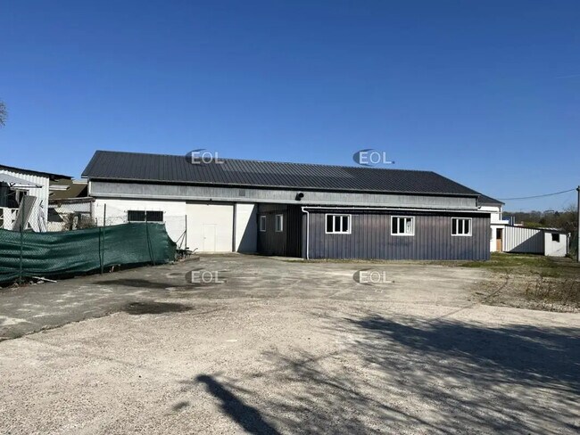 Plus de détails pour Local d'activités à louer