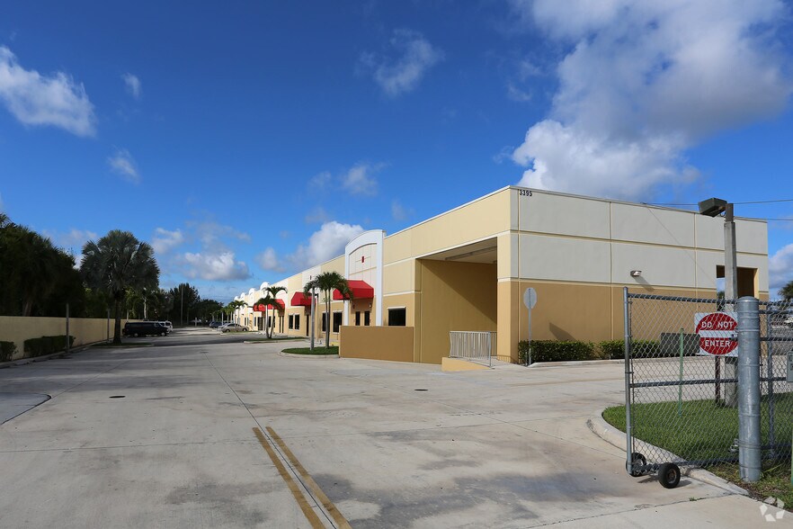 3395 Lake Worth Rd, Lake Worth, FL à louer - Photo de l’immeuble – Image 2 sur 8