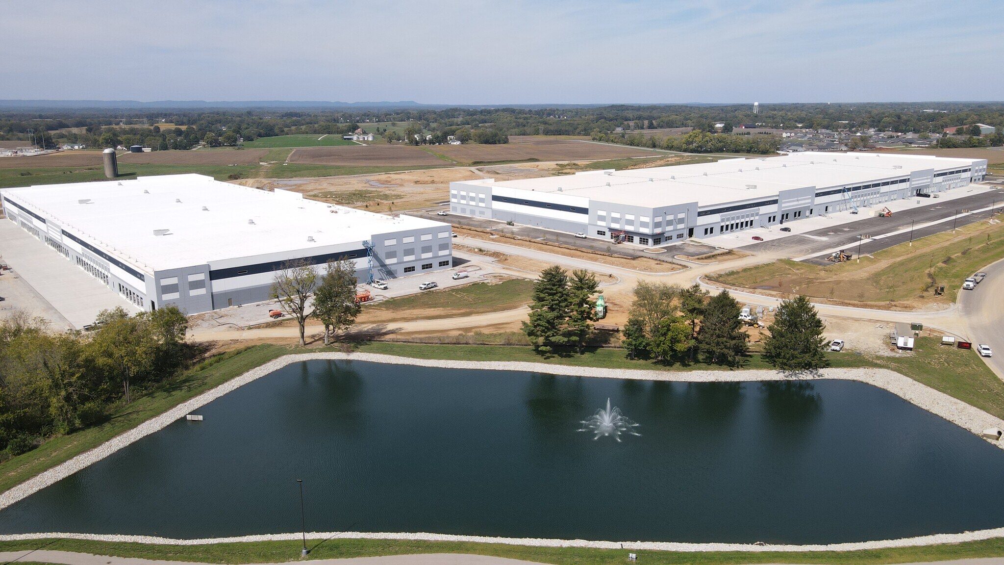 2000 Shadow Lake Dr, Charlestown, IN à louer Photo principale– Image 1 sur 3