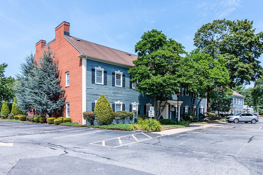 400 Massasoit Ave, East Providence, RI à vendre - Photo de l’immeuble – Image 2 sur 4