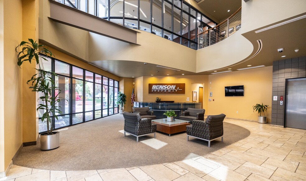 2065 W Obispo Ave, Gilbert, AZ à louer - Photo de l’immeuble – Image 2 sur 9