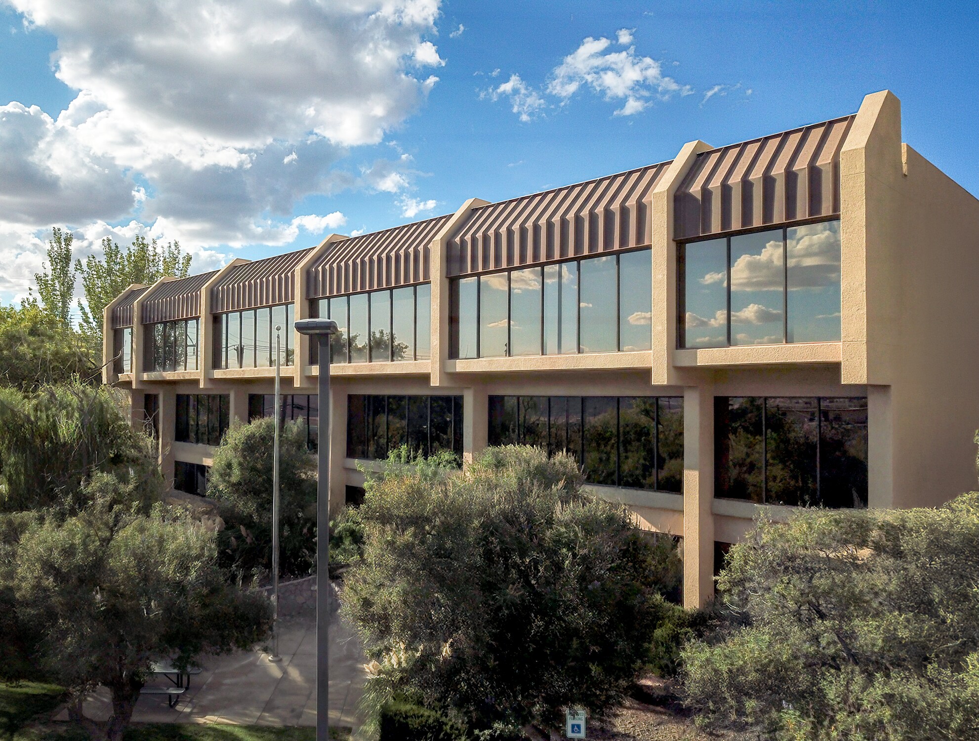 4171 N Mesa St, El Paso, TX à louer Photo de l’immeuble– Image 1 sur 44