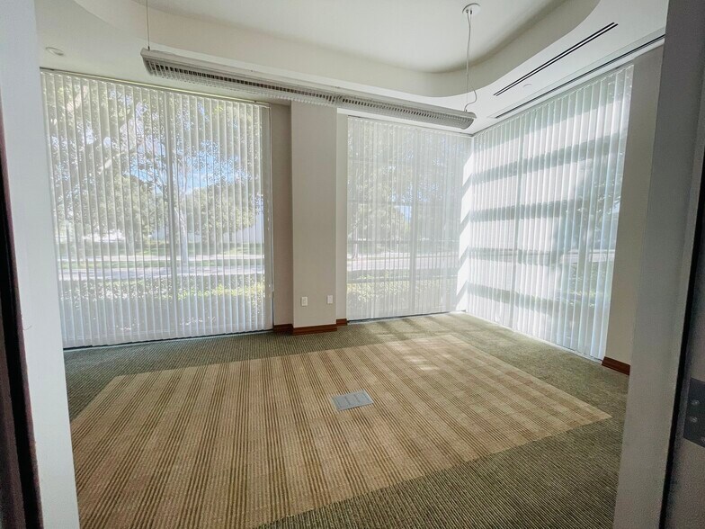 9070 Irvine Center Dr, Irvine, CA à louer - Photo de l’immeuble – Image 2 sur 6