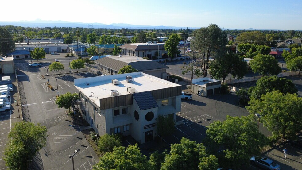 804 E Cypress Ave, Redding, CA à vendre - Photo de l’immeuble – Image 2 sur 16