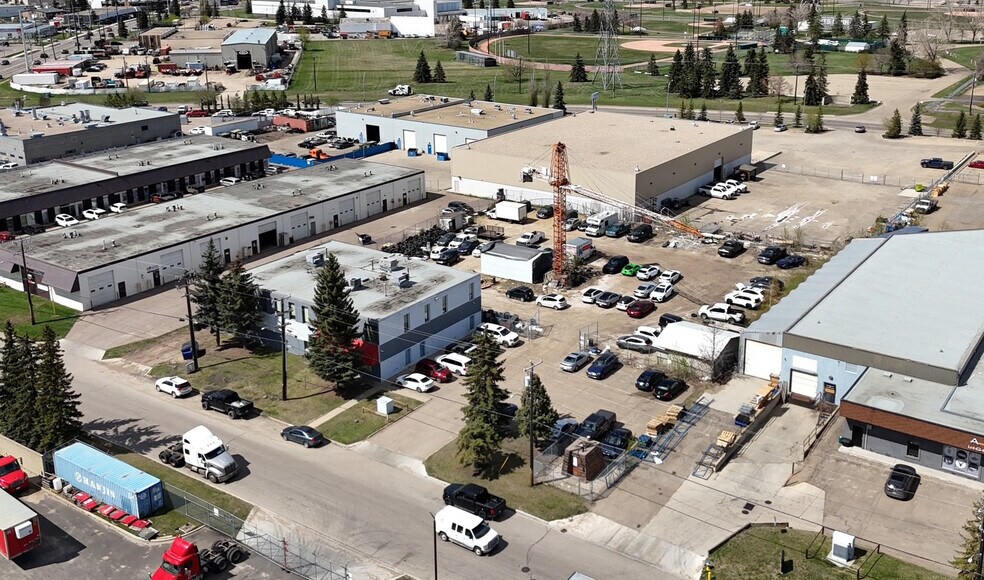 9704 27th Ave NW, Edmonton, AB à vendre - Photo de l’immeuble – Image 2 sur 8