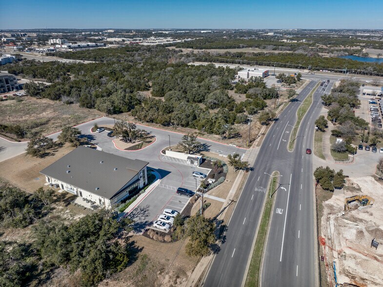 901 N Vista Ridge Blvd, Cedar Park, TX à louer - Photo de l’immeuble – Image 2 sur 14