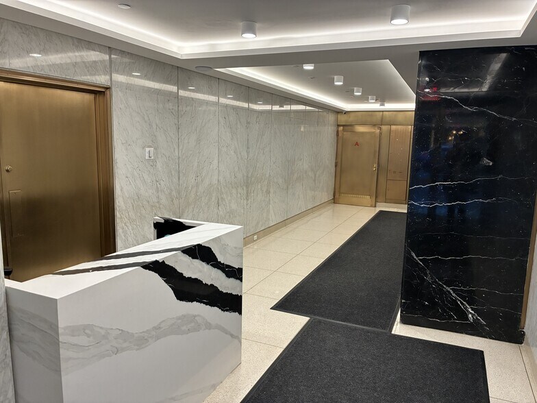 32 E 57th St, New York, NY à louer - Hall d’entrée – Image 2 sur 3