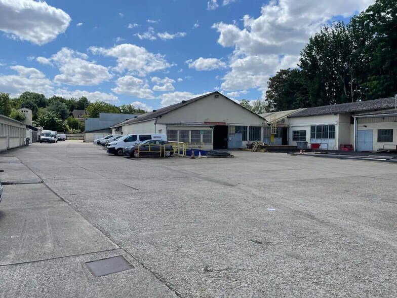 Local d'activités dans Vernon à vendre - Photo de l’immeuble – Image 1 sur 13