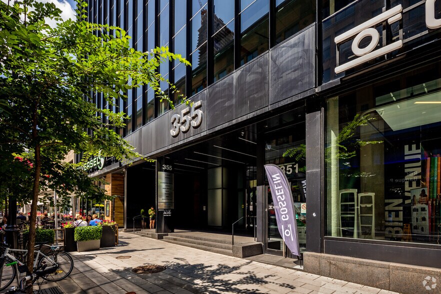 351-359 Rue Sainte-Catherine O, Montréal, QC à louer - Photo de l’immeuble – Image 3 sur 11
