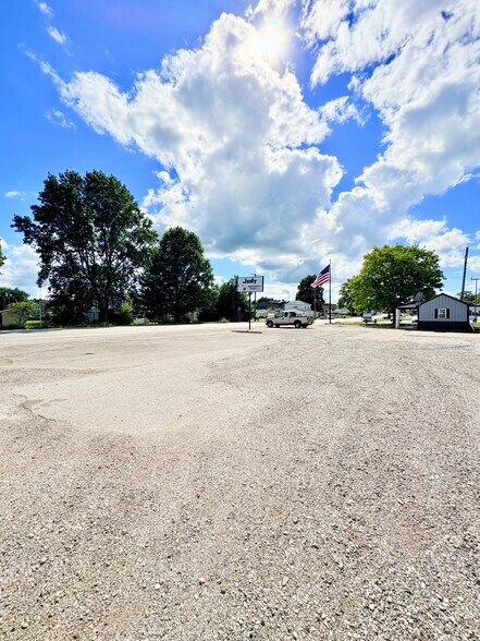221 E Pat Rady Way, Bainbridge, IN à vendre - Photo de l’immeuble – Image 3 sur 11