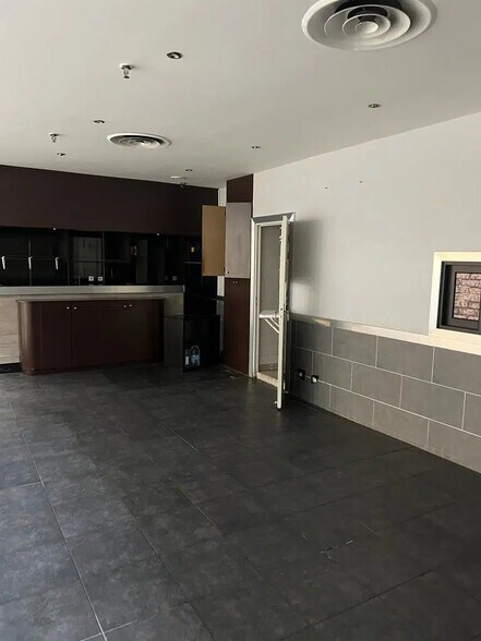 Local commercial dans Paris à louer - Photo intérieure – Image 2 sur 3