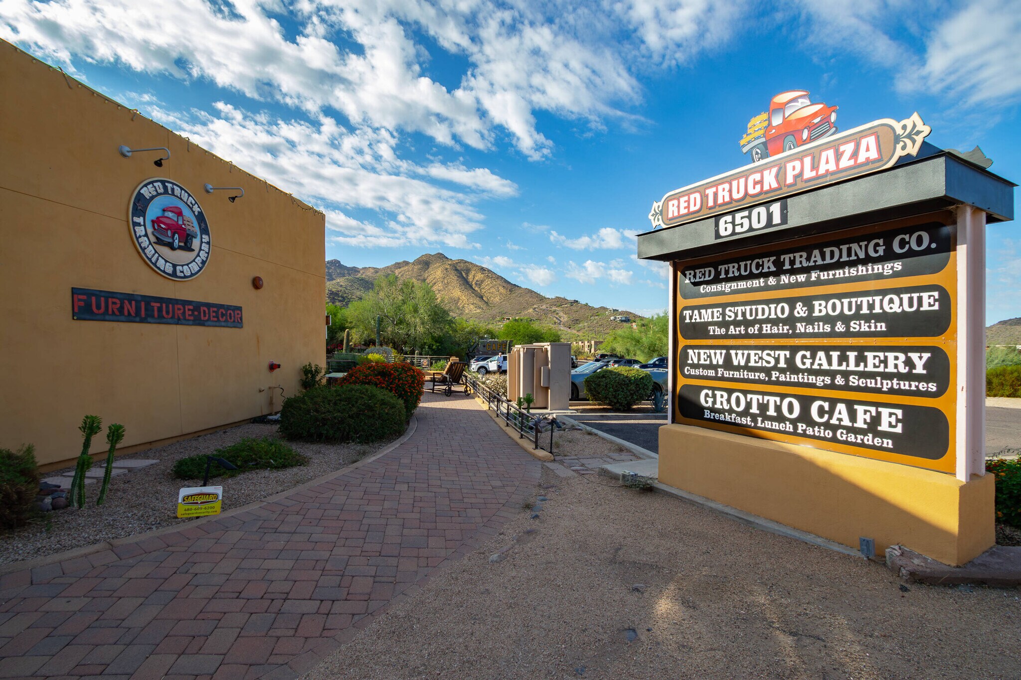 6501 N Cave Creek Rd, Cave Creek, AZ à louer Photo de l’immeuble– Image 1 sur 7