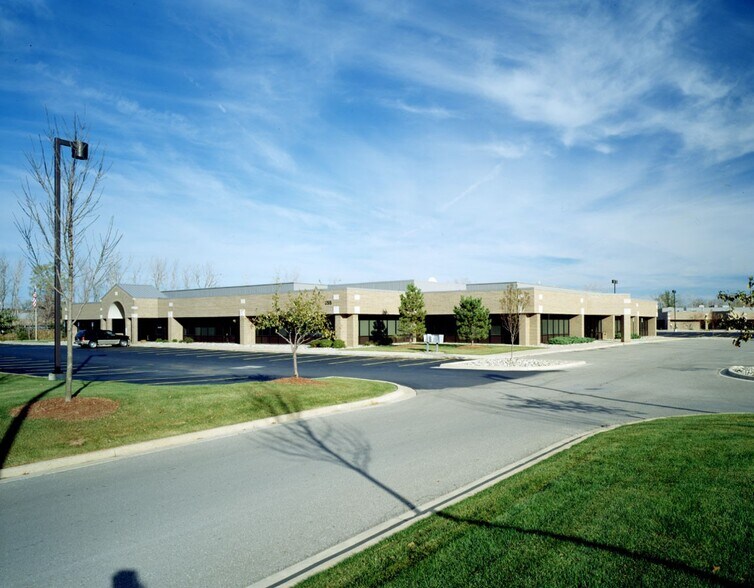 555 Republic Dr, Allen Park, MI à vendre - Photo de l’immeuble – Image 2 sur 3