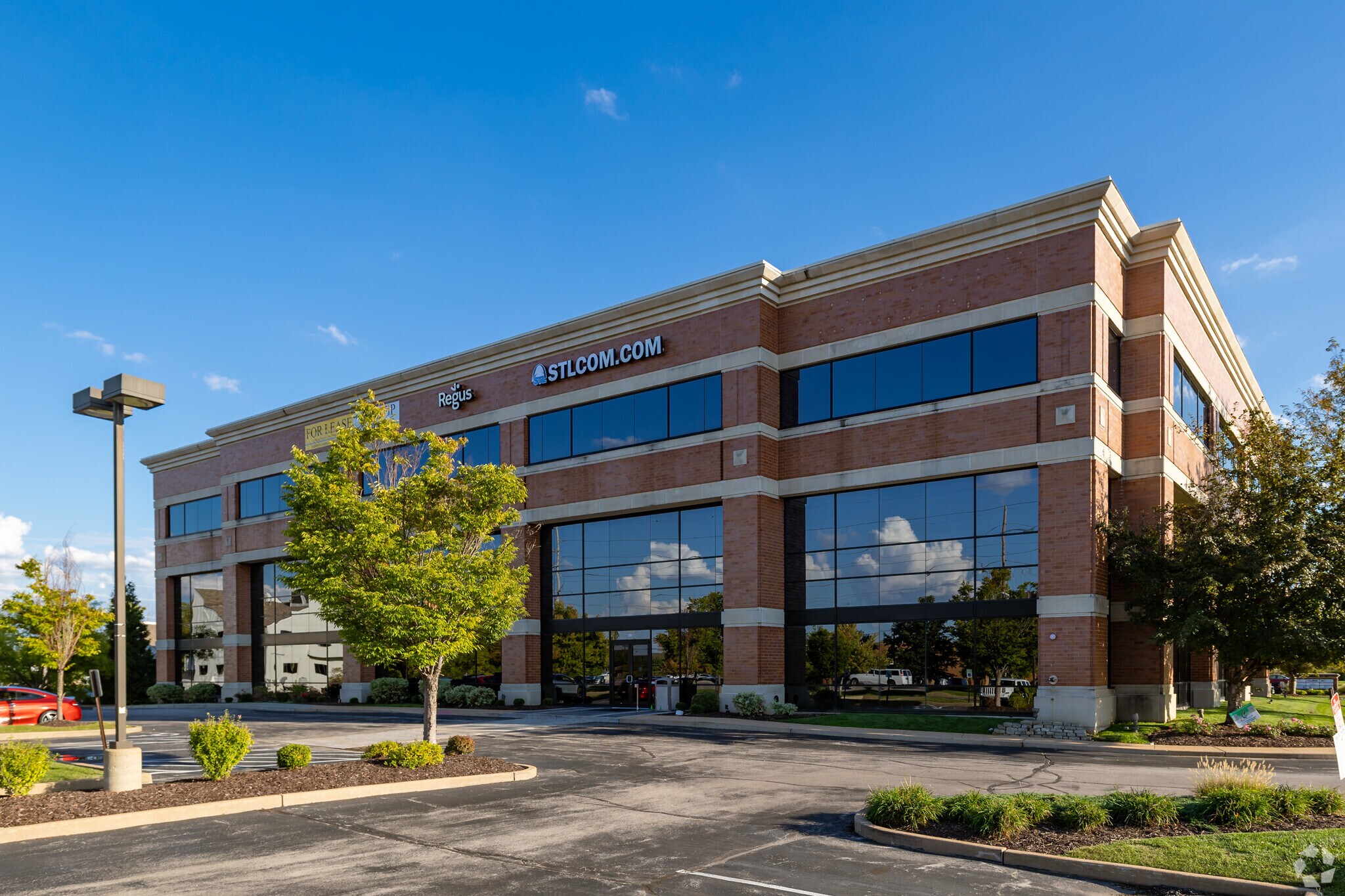 100 Chesterfield Business Pky, Chesterfield, MO à louer Photo principale– Image 1 sur 2