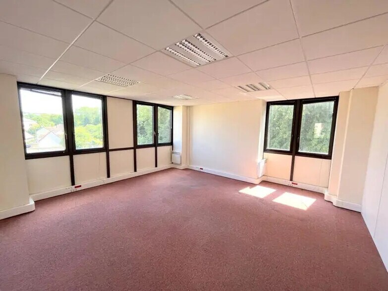 Bureau dans Saint-Germain-en-Laye à louer - Photo de l’immeuble – Image 3 sur 18