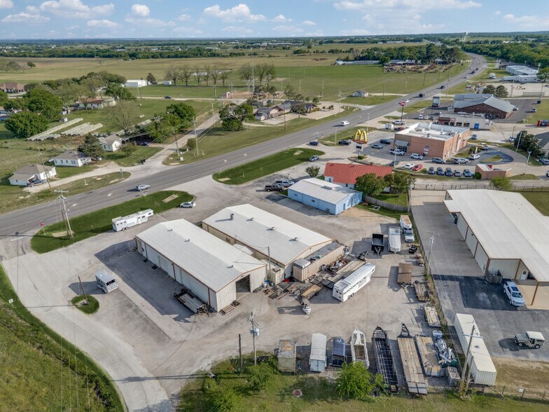 1200-1204 S Highway 377, Pilot Point, TX à vendre - Photo de l’immeuble – Image 2 sur 6