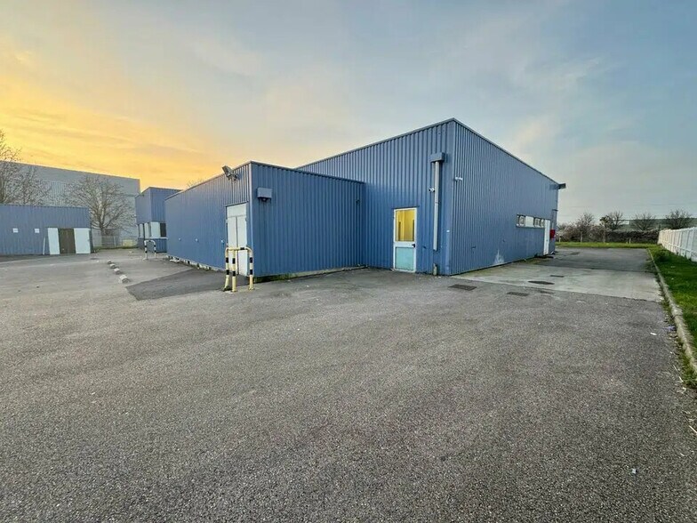 Local d’activités dans Goussainville à louer - Photo de l’immeuble – Image 1 sur 12