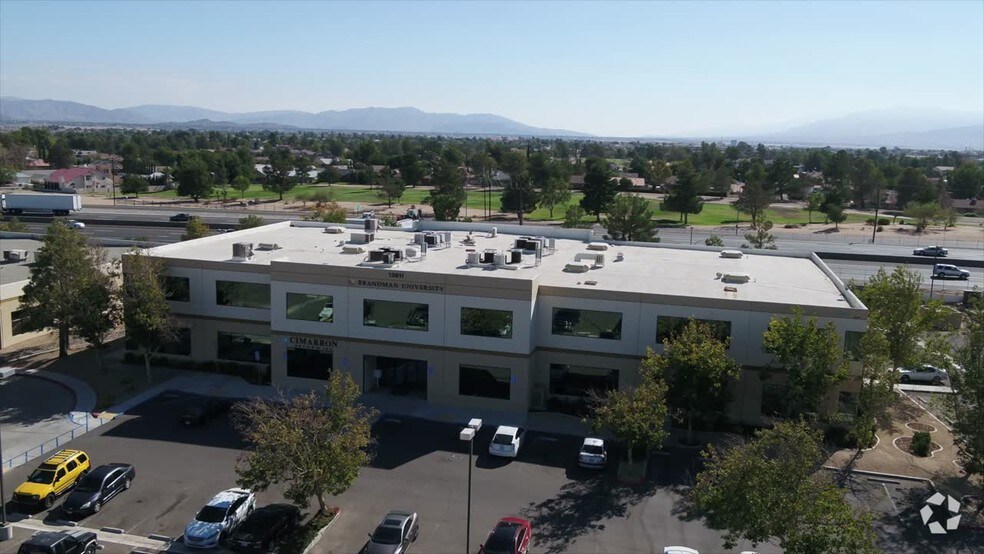 13911 Park Ave, Victorville, CA à vendre - Vidéo aérienne par drone – Image 2 sur 38