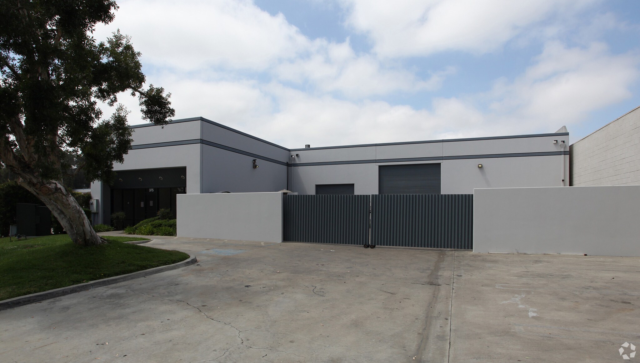375 State Pl, Escondido, CA à louer Photo de l’immeuble– Image 1 sur 5