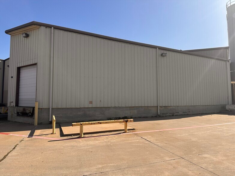 418 E Jones St, Lewisville, TX à louer - Photo de l’immeuble – Image 2 sur 21