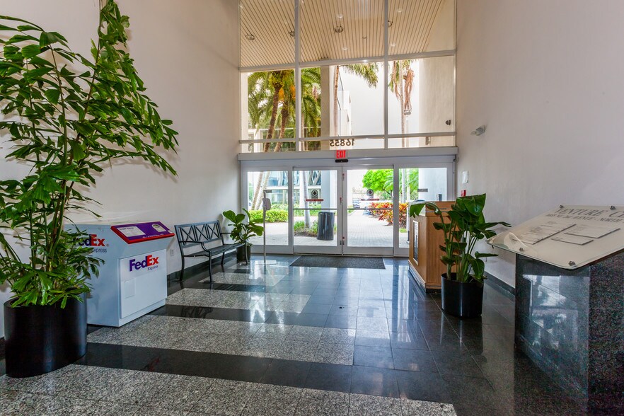 16853-16855 NE 2nd Ave, North Miami Beach, FL à louer - Photo intérieure – Image 2 sur 7