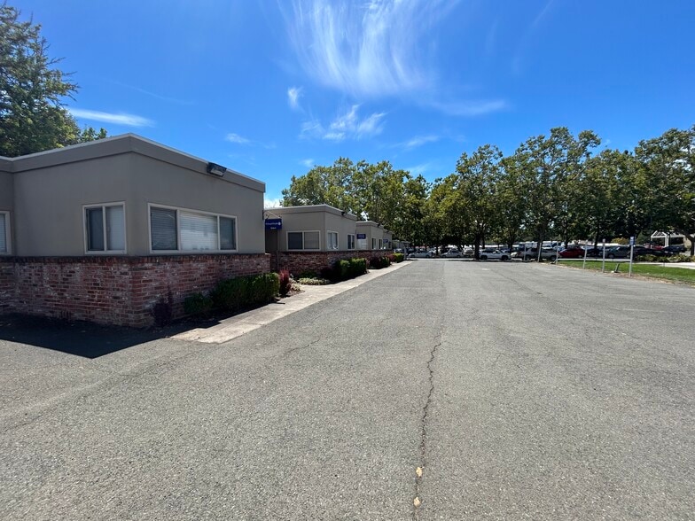 170 Sotoyome St, Santa Rosa, CA à vendre - Photo de l’immeuble – Image 3 sur 13