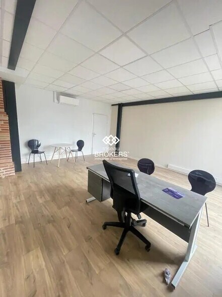 Bureau dans Villeneuve-lès-Bouloc à louer - Photo de l’immeuble – Image 1 sur 2