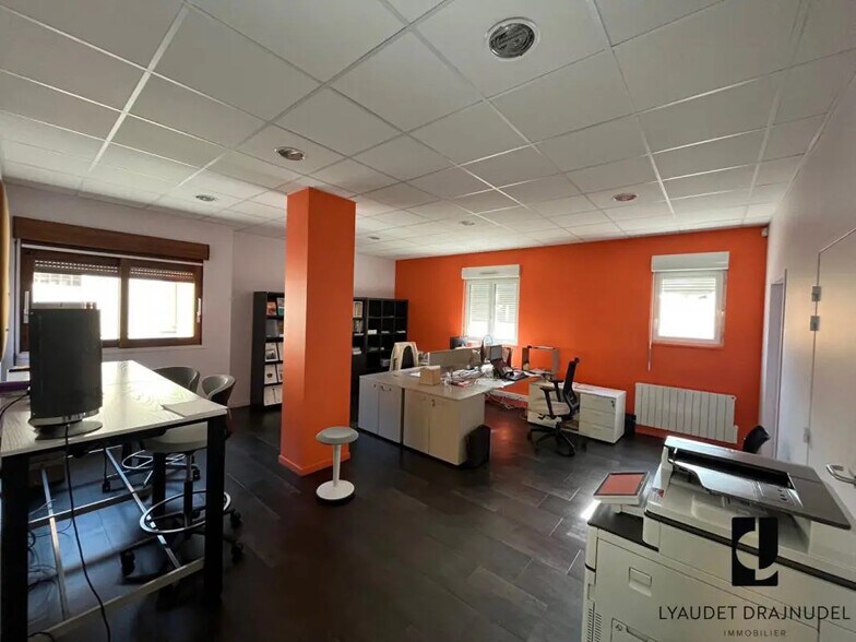 Bureau dans Le Coteau à louer - Photo de l’immeuble – Image 1 sur 3