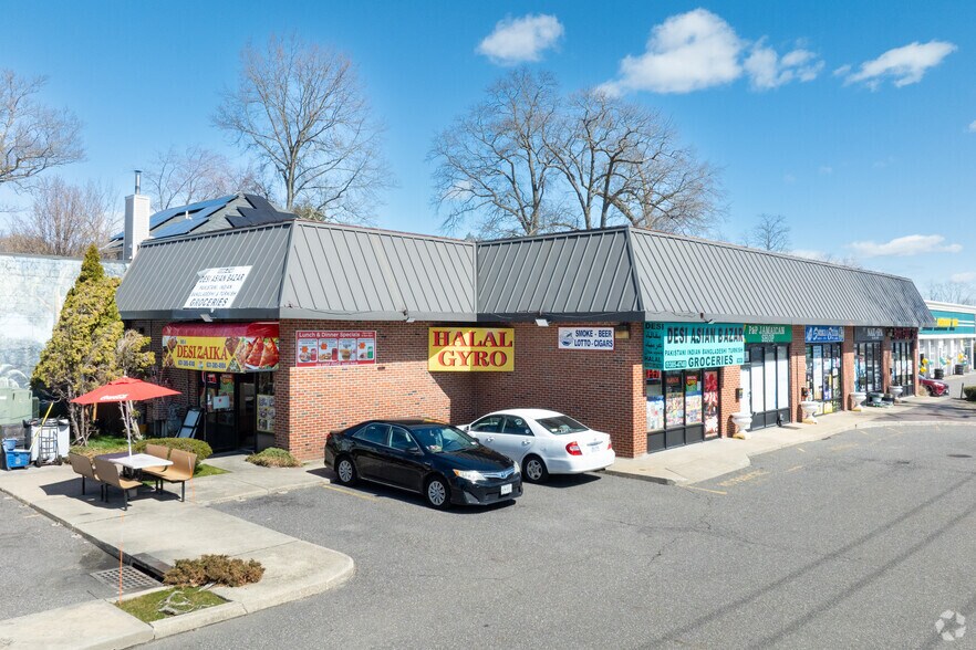905 E Jericho Tpke, Huntington Station, NY à vendre - Photo principale – Image 1 sur 8