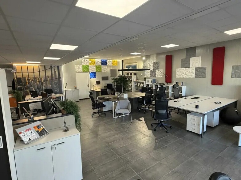 Local d’activités dans Valence à louer - Photo de l’immeuble – Image 2 sur 3