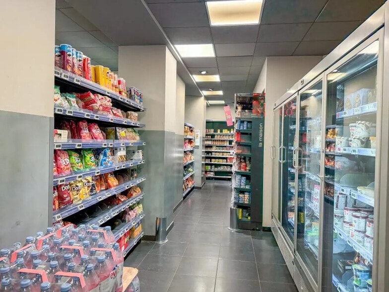 Local commercial dans Paris à louer - Photo de l’immeuble – Image 3 sur 9