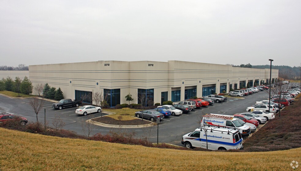 22712 Commerce Center Ct, Sterling, VA à louer - Photo principale – Image 1 sur 6