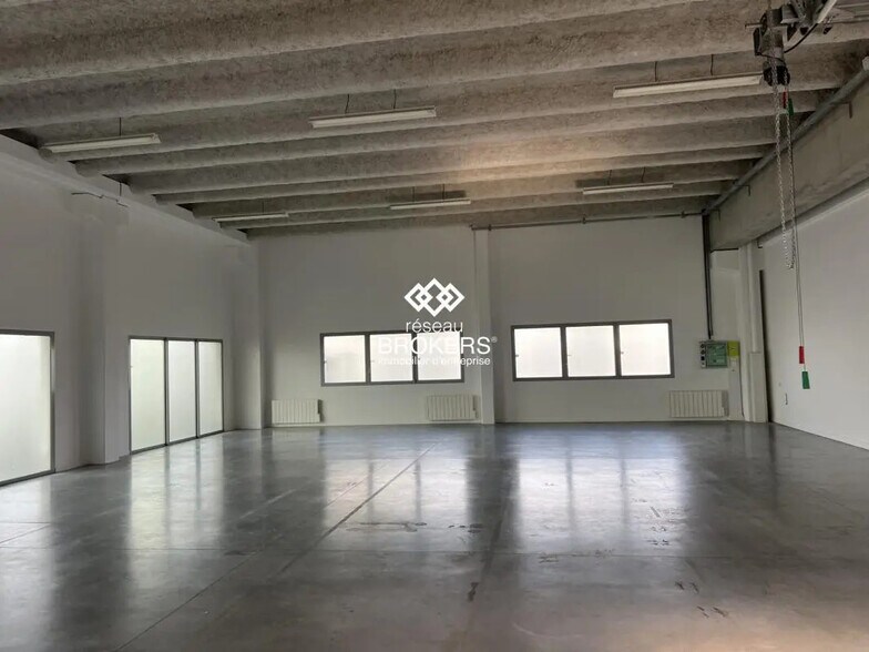 Local d’activités dans Saint-Priest à louer - Photo de l’immeuble – Image 3 sur 3