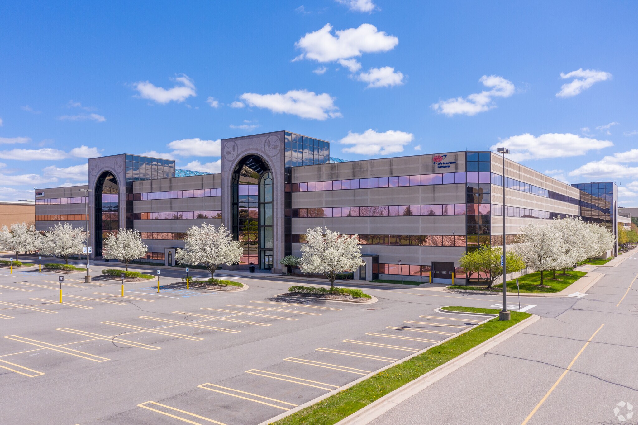 17290-17800 N Laurel Park Dr, Livonia, MI à louer Photo de l’immeuble– Image 1 sur 10