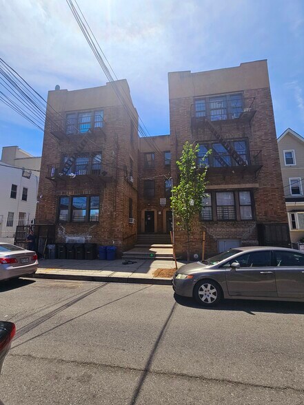 864 E 221st St, Bronx, NY à vendre - Photo de l’immeuble – Image 1 sur 7