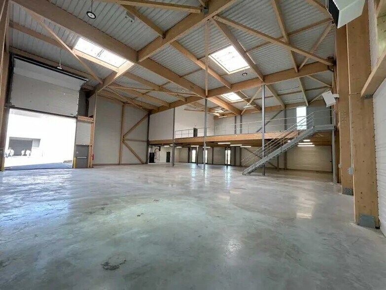 Bureau dans Chanteloup-en-Brie à louer - Photo de l’immeuble – Image 3 sur 10