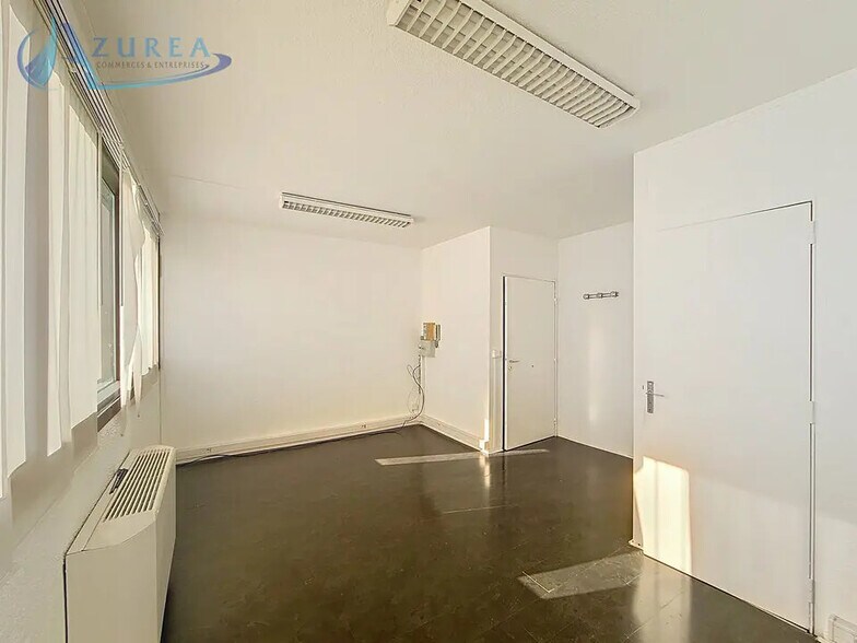 Bureau dans Saint-Laurent-du-Var à louer - Photo de l’immeuble – Image 1 sur 5